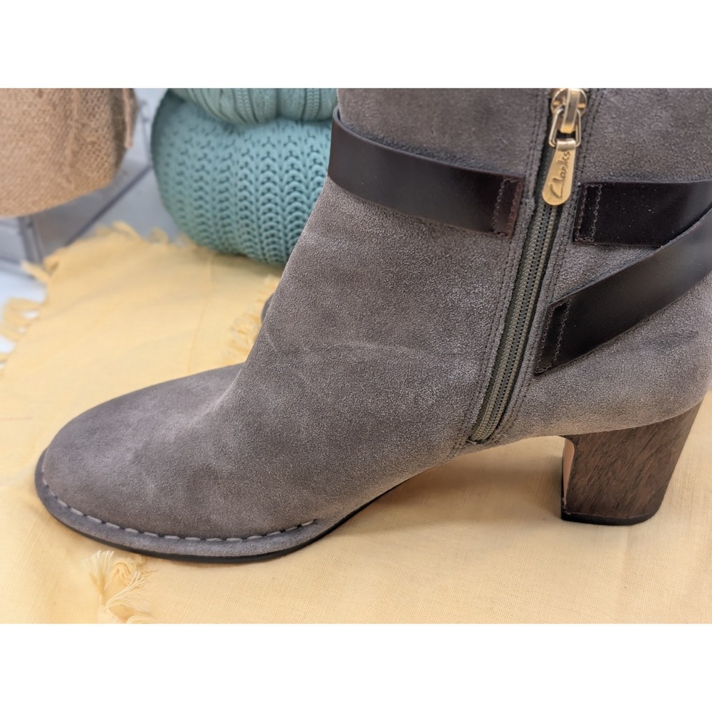Clarks Spiced River Grey Suede Ankle Booties Block Heel Buckle Women's Size 8.5 - Picture 8 of 12